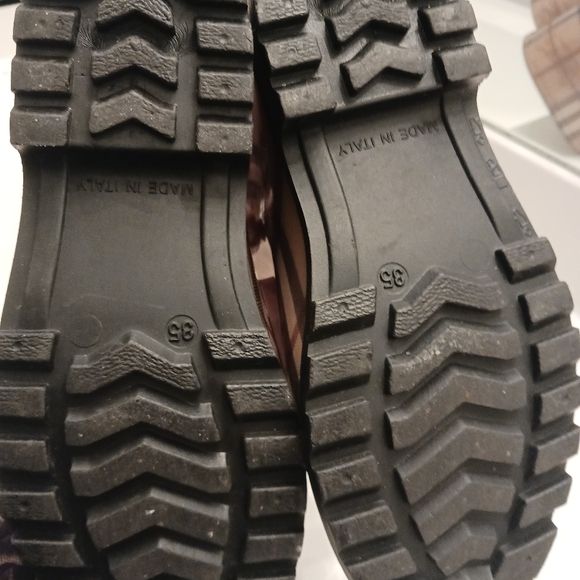 Burberry women's rain boots. - Picture 8 of 12